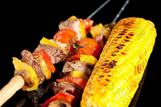 烤配肉、蔬菜和玉米