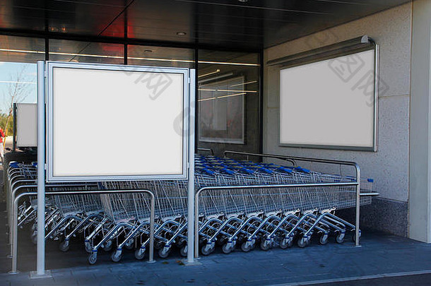 超市里的空白广告牌，旁边是购物车