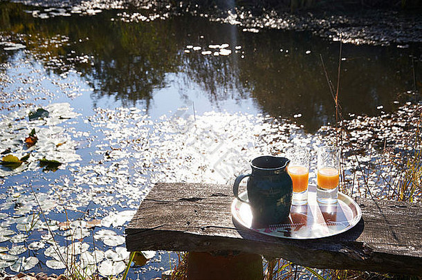 成熟的花园池塘托盘点心简单的木板凳上图像闪光温柔的阳光