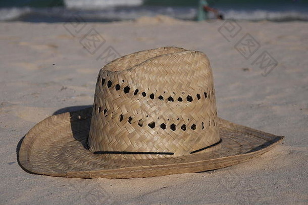 海滩上的草帽