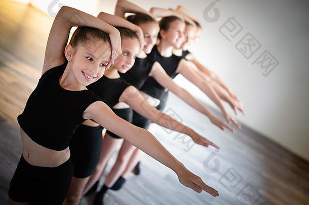 一群健康快乐的孩子在工作室一起练习芭蕾舞