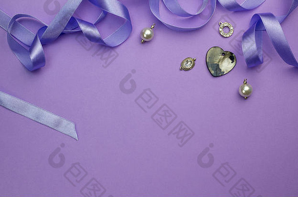 背景为银色、水晶、珍珠和护身符，心形珍珠母吊坠独立于紫色丝带上，作为顶部母亲节的框架