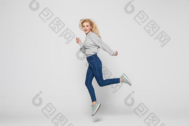 幸福自由运动人概念微笑年轻的女人跳空气