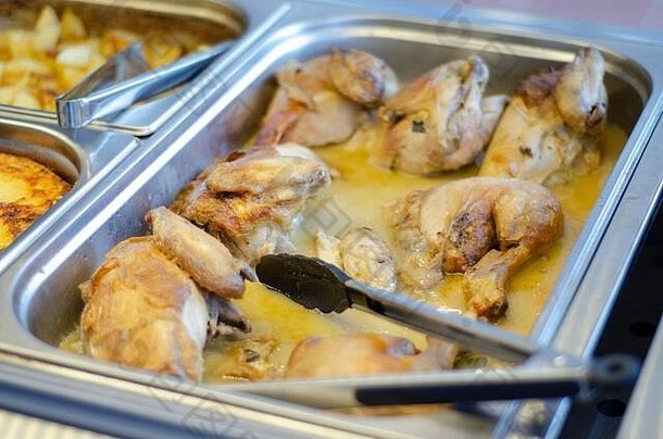 地中海料理放在慢煮鸡肉上的锅