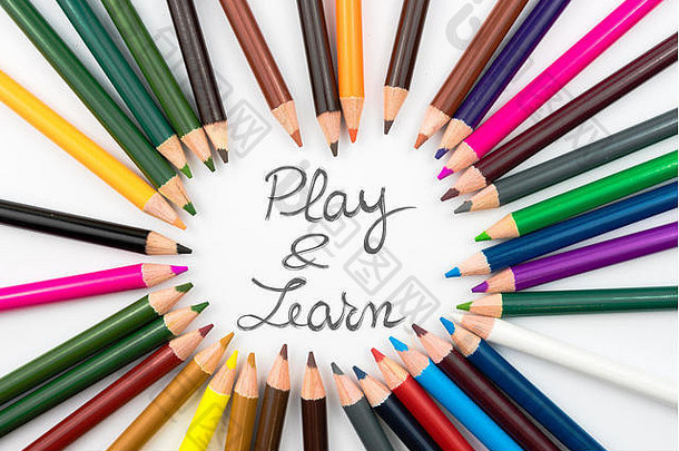以圆圈排列的方式为铅笔着色，寓意游戏与学习、教育理念于一体