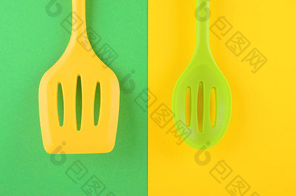 黄绿色背景上明亮的厨具，创意十足