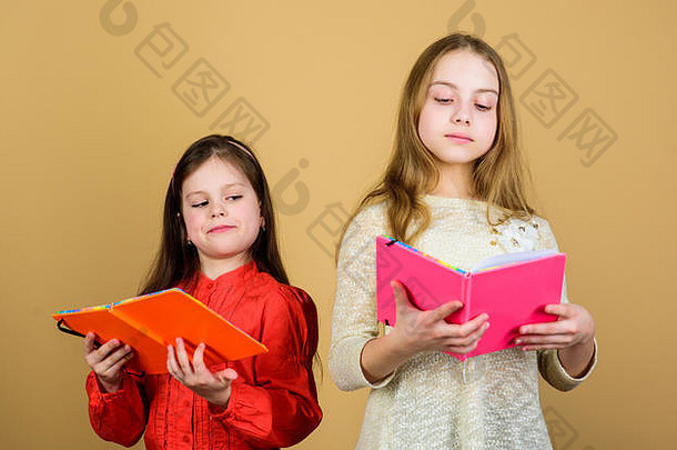 姐妹选择书读可爱的女孩爱书秘密日记开放门读写能力孩子们女孩书记事本教育孩子们文学最喜欢的童话
