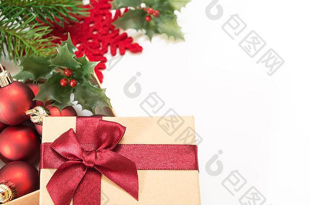 纸礼物盒子红色的弓圣诞节球<strong>白</strong>色背景