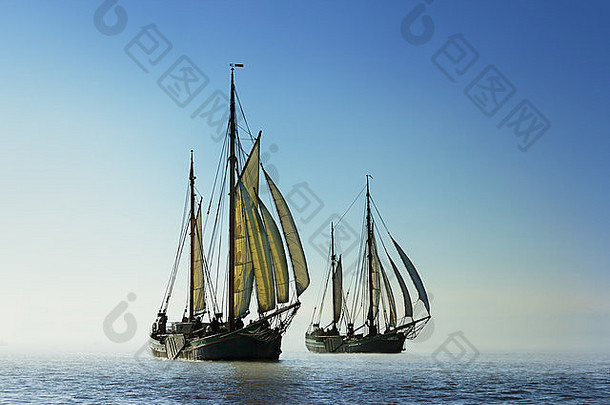 海洋上两艘传统帆船的背光图像。冒险概念。寻找新的海岸。