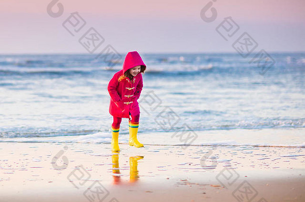 快乐女孩运行跳波北海海滩冬天假期荷兰孩子们玩海洋沙子沙丘冷秋天
