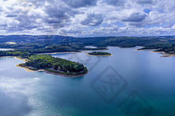 风景秀丽的卡地尼亚水库湖及其海岸线的广角空中全景图