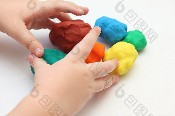 孩子们的手在玩粘土。