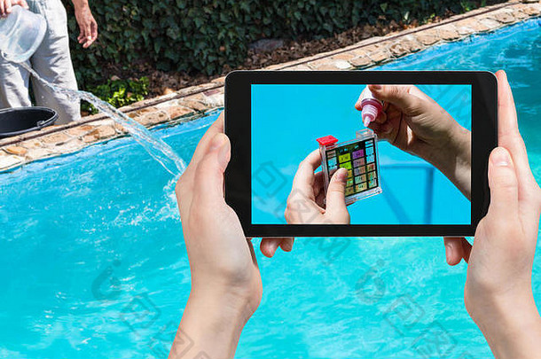 旅游概念-在智能手机上为室外游泳池的酸度测量仪添加化学物质的<strong>旅游照片</strong>