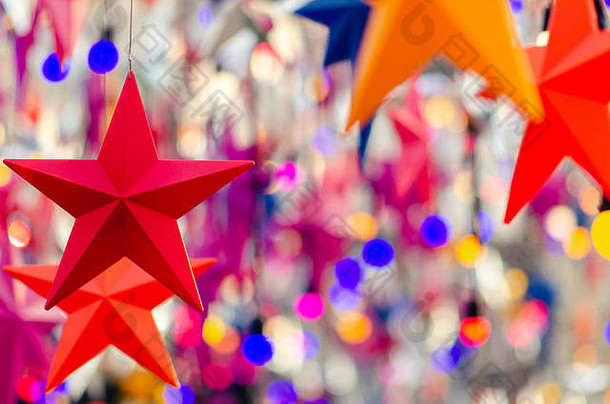 五颜六色的星星装饰挂在圣诞假期装饰。