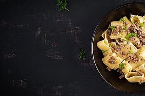 意大利面鱿鱼剁碎肉黑色的碗意大利厨房前视图开销横幅