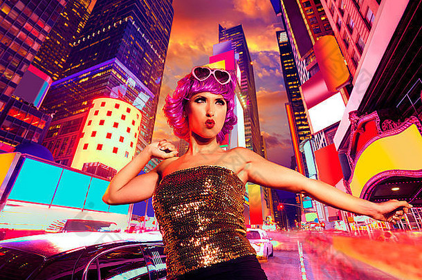 派对女郎粉色假发在纽约时代广场跳舞