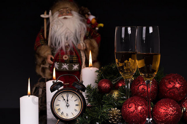 酒眼镜香槟圣诞老人老人时钟蜡烛圣诞节礼物黑色的背景反射复制空间快乐圣诞节