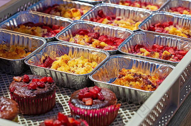 草莓节上的糖果、蛋糕和饼干