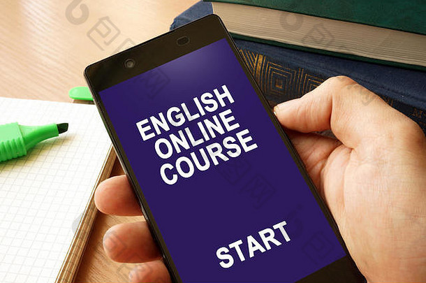 手持智能手机和英语在线课程。
