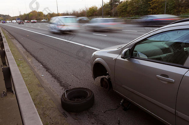 轮胎漏气的<strong>汽车</strong>停在高速公路的硬路肩上