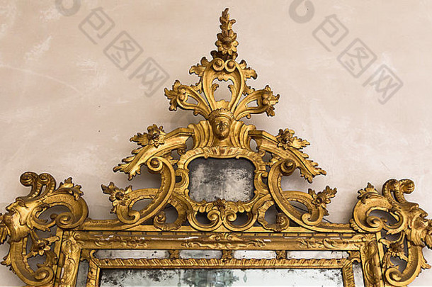 古董镜子镀金木框架的细节。