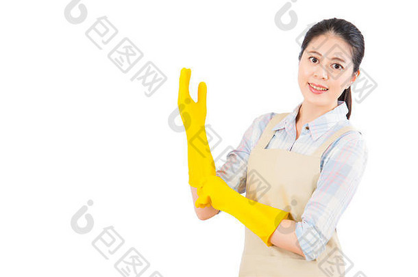 准备春季<strong>大扫除</strong>的家庭主妇戴上橡胶手套。清洁的女人对着隔离在白色背景上的摄像机开心地微笑。混血亚裔