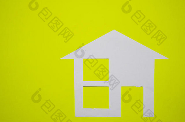 黄色背景纸上的房屋概念。水平构图。顶视图。