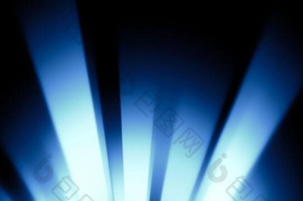 薄膜颗粒效应。太阳蓝光在黑色背景上隔离光线，用于空间。模糊聚光灯纹理覆盖。股票插图。
