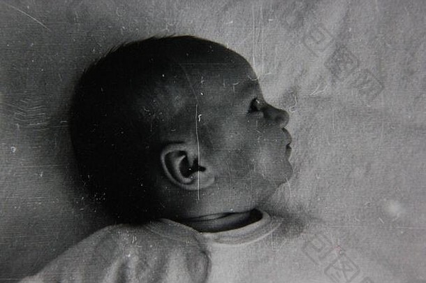 精美的70年代复古黑白极端摄影，一个美丽的新生婴儿环视新世界。