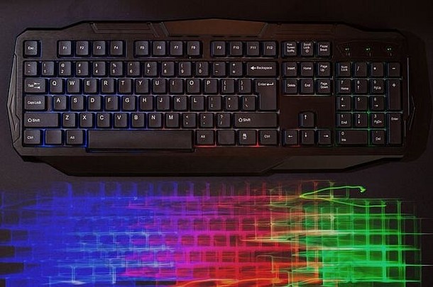黑色背景上带有led灯的游戏键盘