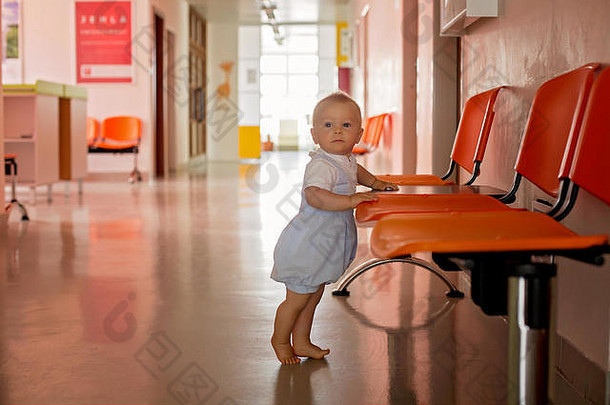 可爱的，蹒跚学步的孩子在医院候诊室，等待每月检查