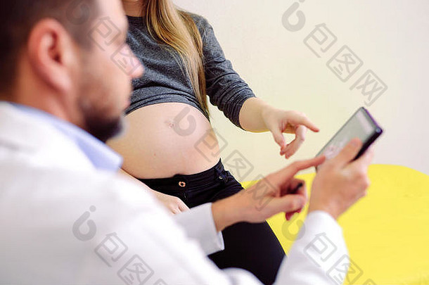 妇科医生向孕妇展示回声照片