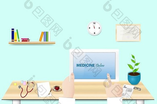 医生在办公室里手里拿着药片。碑文“在线医药”出现在平板电脑屏幕上。