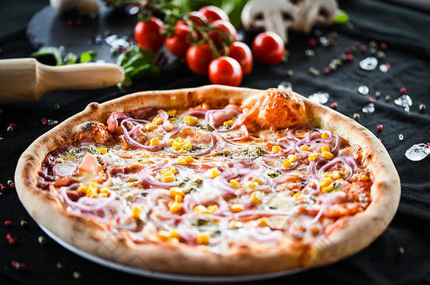 美味的意大利披萨樱桃西红柿新鲜的罗勒戈尔贡佐拉奶酪