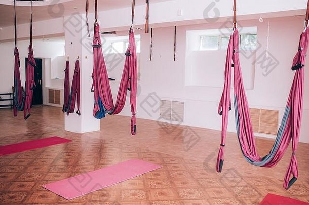 吊床固定在天花板上，飞行瑜伽设备，瑜伽健身房，保健