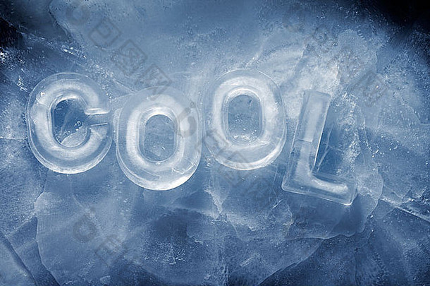 用真正的冰字母写的单词Cool。