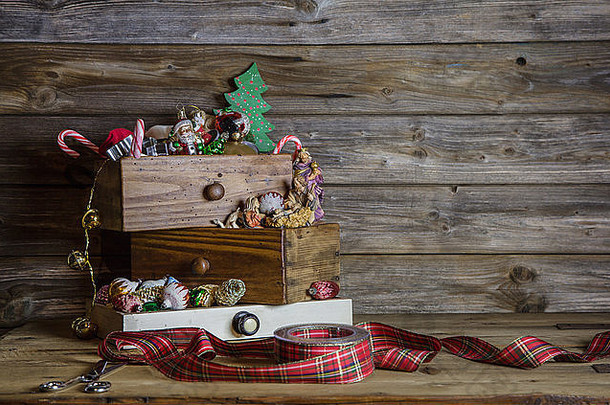 木制圣诞<strong>背景</strong>，带有复古和怀旧风格的装饰。