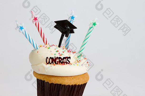 纸杯蛋糕和丝带都是庆祝<strong>毕业</strong>、生日、<strong>周年</strong>纪念或节日的标志。