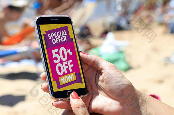 出售提供女人海滩智能手机折扣广告屏幕
