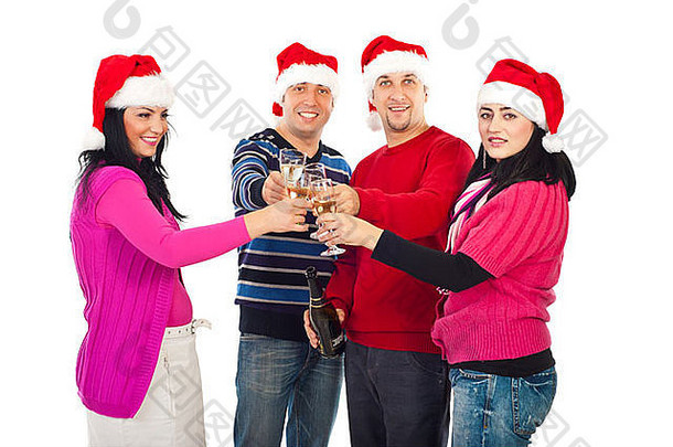 快乐的朋友人们戴着圣诞老人的帽子，在白色的背景上用香槟庆祝圣诞节