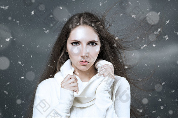 穿着白色<strong>羊绒衫</strong>的女人的冬季肖像