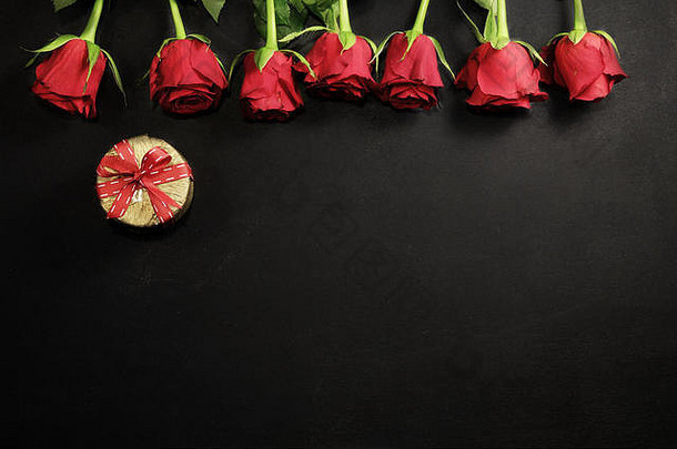 红玫瑰和礼品盒，带复印空间