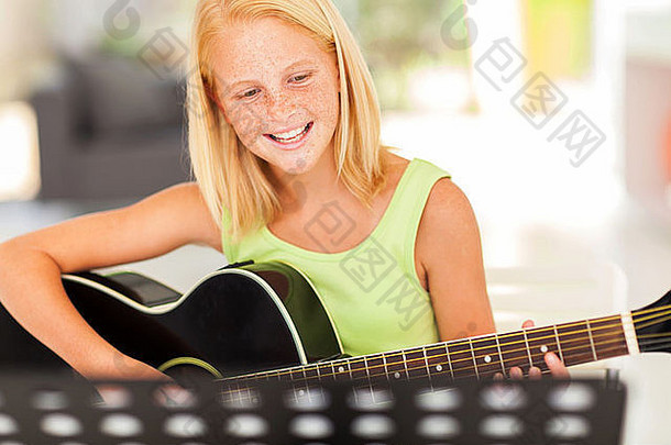 快乐的少年音乐家弹吉他