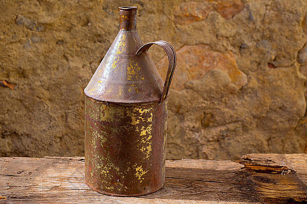 古董生锈的铁罐，古董木上有陈年黄铜