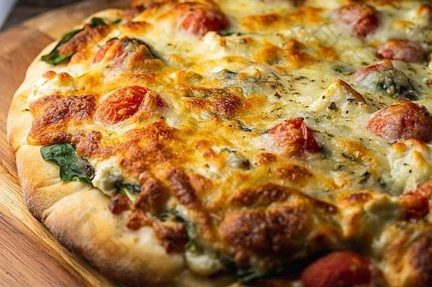 素食者披萨菠菜西红柿羊洋蓟马苏里拉奶酪奶酪