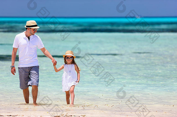 暑假期间，快乐的父亲和他可爱的小女儿在热带海滩度假