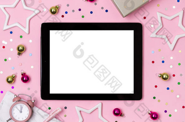 大理石记事本，粉红色背景，配有钢笔、礼物和装饰品