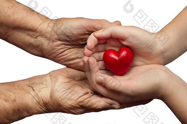 女孩上了年纪的女人保持红色的心手掌孤立的白色背景象征护理爱