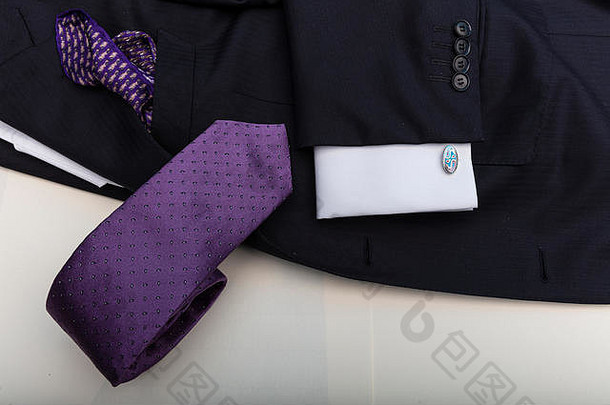 豪华男装配件。紫色系列，夹克，袖扣，领带和手帕。父亲节和情人节的概念。