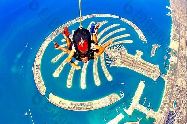 在迪拜棕榈树上跳伞